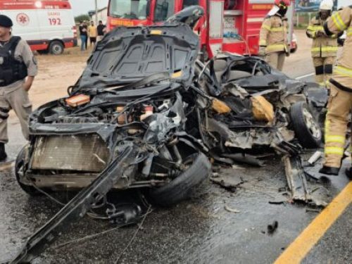 Motorista sobrevive após acidente que deixou carro irreconhecível em Juazeirinho